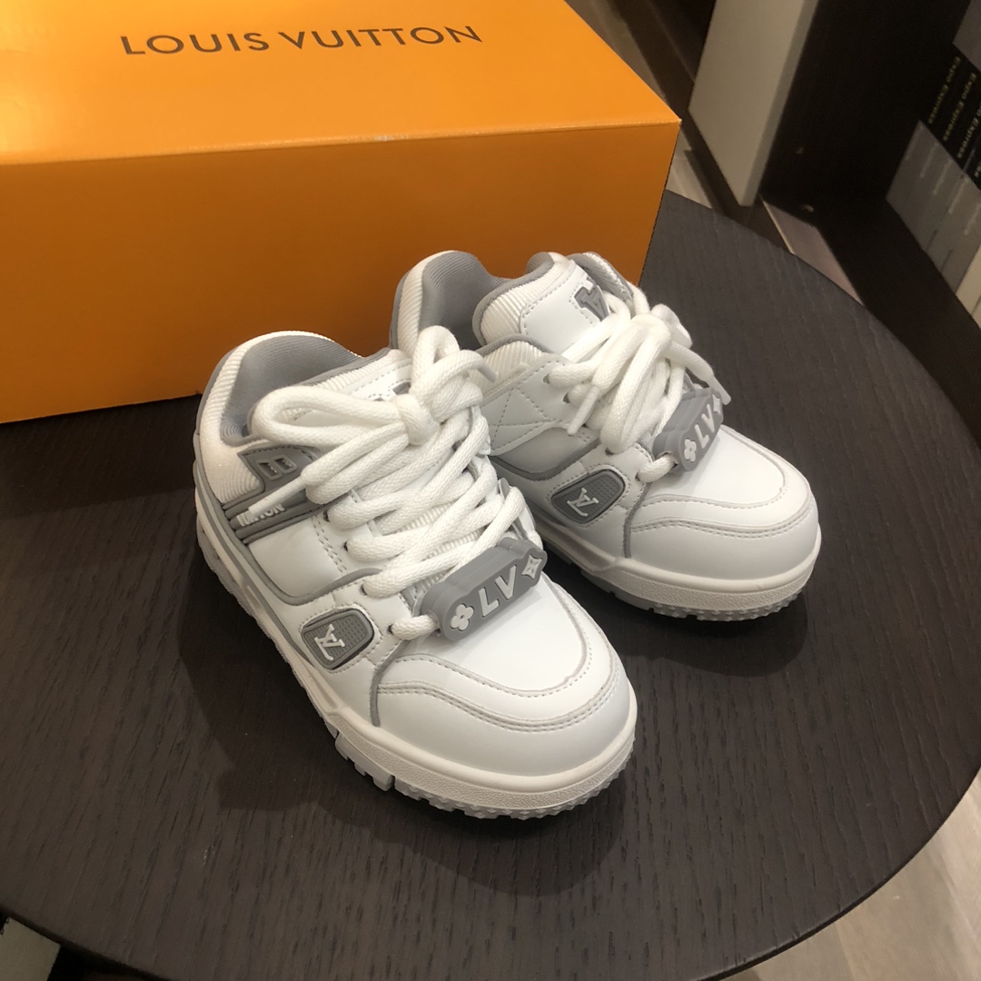 Children's shoes child